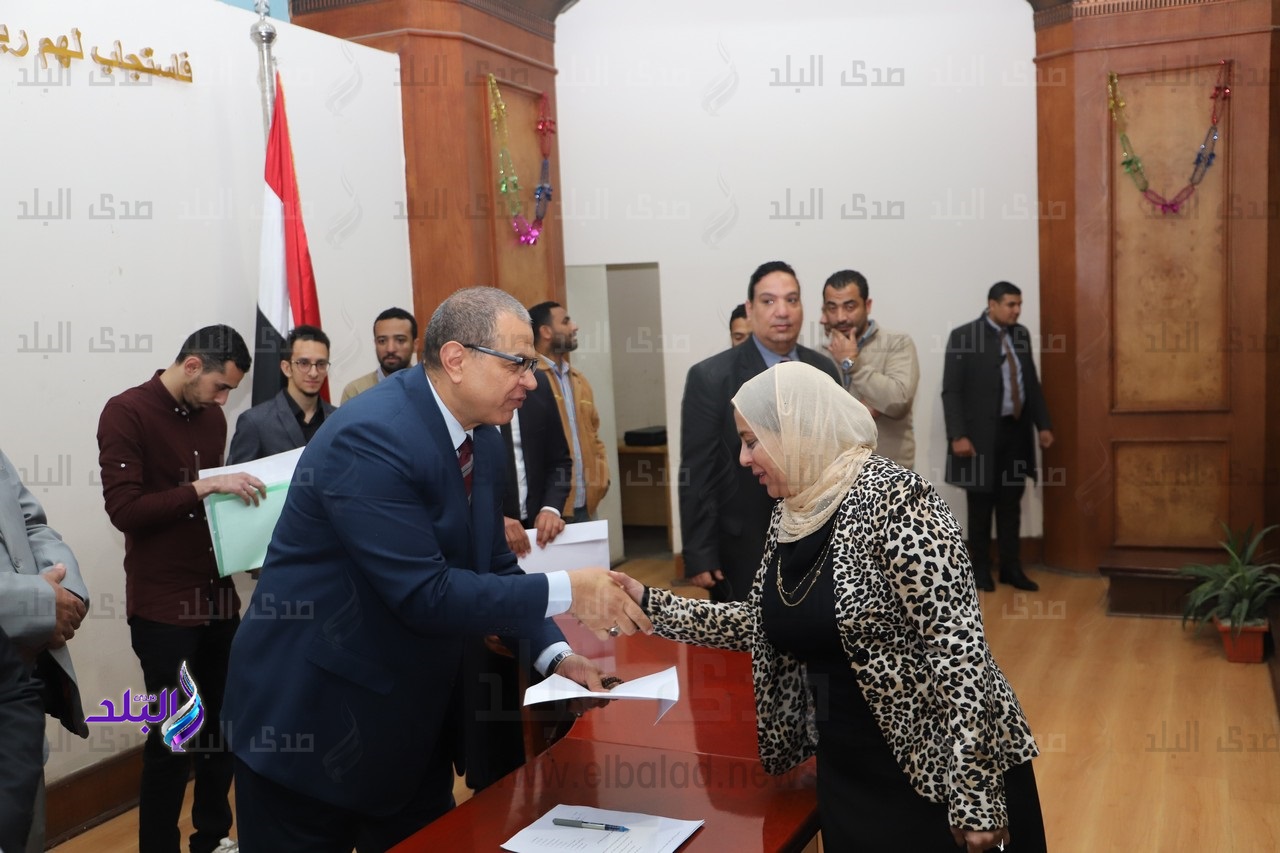 سعفان يسلم عقود عمل لذوي الاحتياجات الخاصة