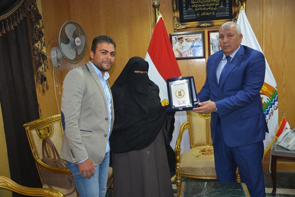 محافظ الوادي الجديد يكرم الأم المثالية علي مستوي المحافظة محافظ الوادي الجديد يكرم الأم المثالية علي مستوي المحافظة