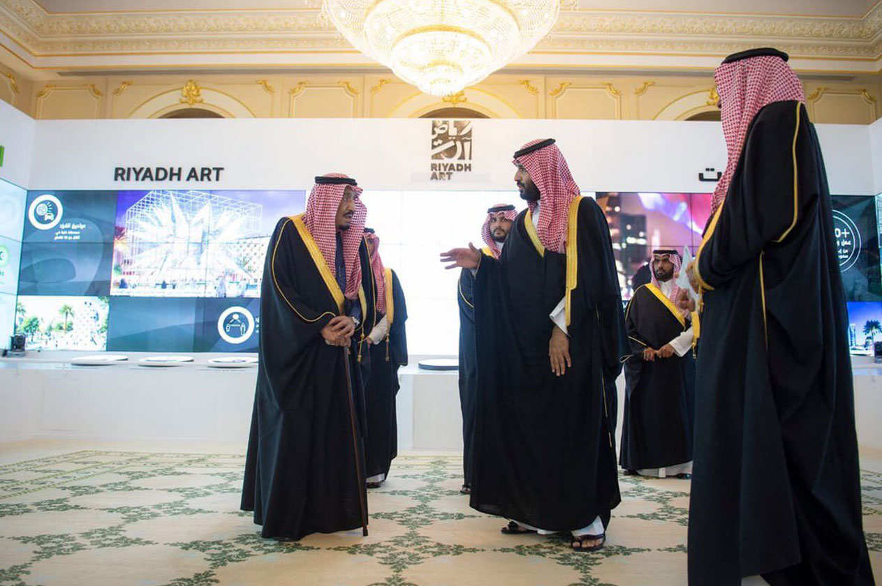 الملك سلمان يستمع لشرح ولي العهد الملك سلمان يستمع لشرح ولي العهد
