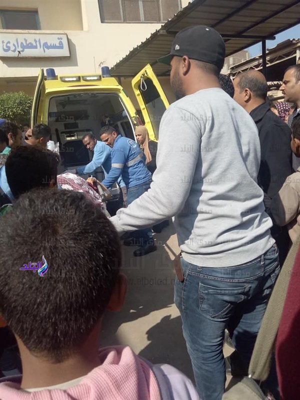 نقل جثث حادث أوسيم عقب إطلاق عامل النيران عليهم نقل جثث حادث أوسيم عقب إطلاق عامل النيران عليهم
