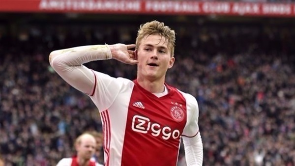 ماتياس دي ليخت مدافع فريق أياكس