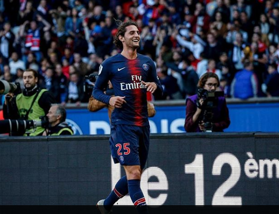 أدريان رابيو لاعب نادي باريس سان جيرمان أدريان رابيو لاعب نادي باريس سان جيرمان