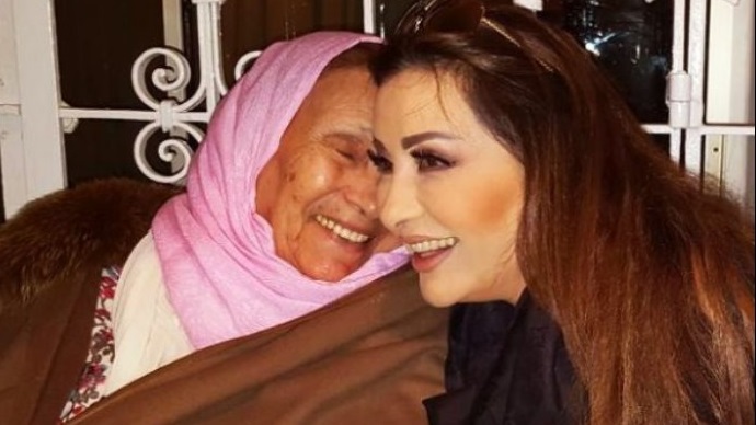 الفنانة لطيفة ووالدتها