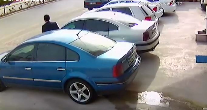  لحظة نجاة شخص من الموت بأعجوبة بسبب الزلزال في تركيا