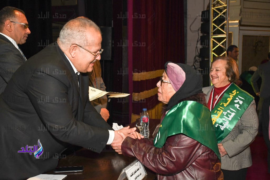 رئيس جامعة القاهرة يكرم الأمهات المثاليات رئيس جامعة القاهرة يكرم الأمهات المثاليات