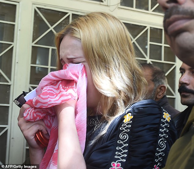 العارضة تنهار من البكاء بعد الحكم