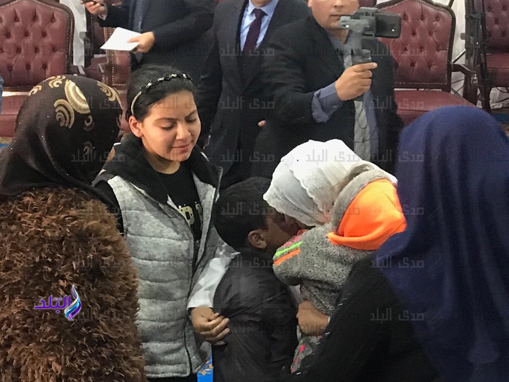 بالدموع والزغاريد.. الغارمات المفرج عنهم يستقبلون ذويهم