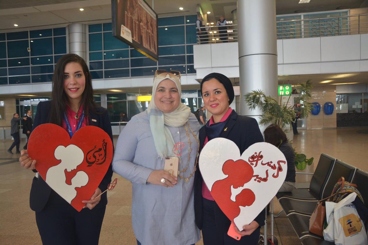 احتفالات عيد الأم في مطار القاهرة احتفالات عيد الأم في مطار القاهرة