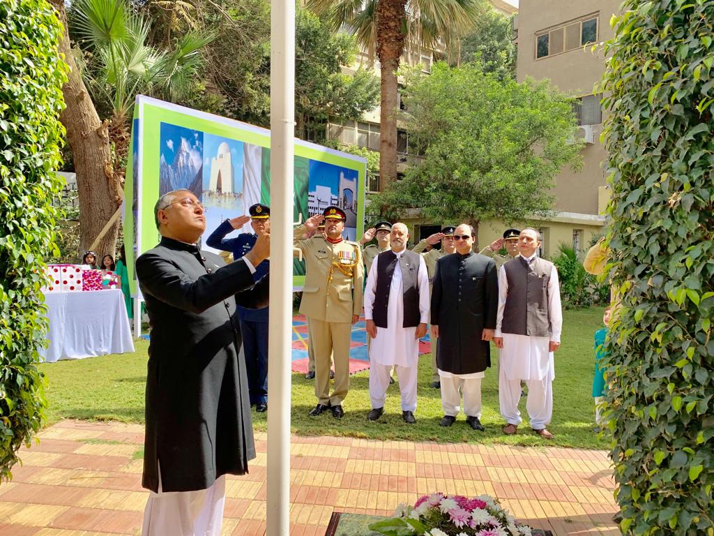 سفير باكستان خلال رفع العلم