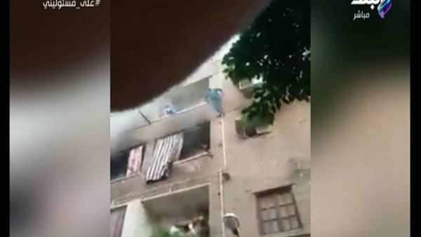 الشاب جهاد أشرف خلال انقاذه 3 اطفال الشاب جهاد أشرف خلال انقاذه 3 اطفال