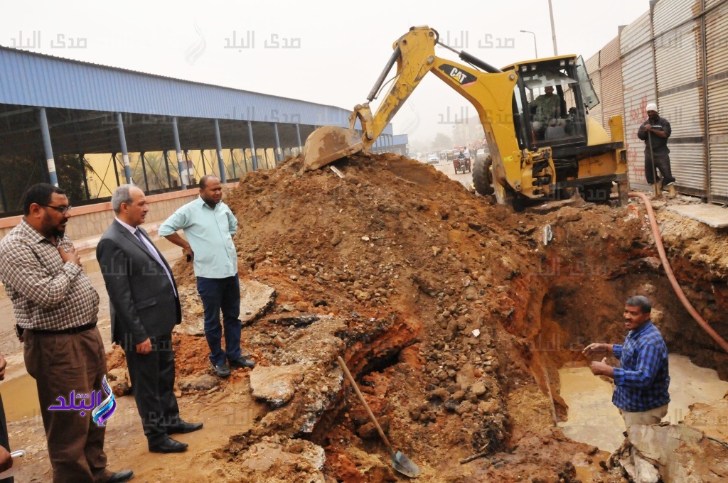 إصلاح كسر بخط طرد للصرف الصحى بأسوان إصلاح كسر بخط طرد للصرف الصحى بأسوان