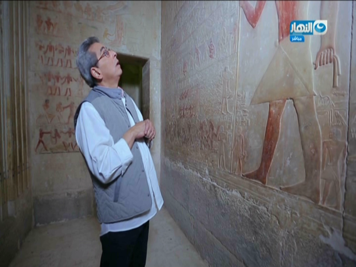 محمود سعد فى جولة حرة داخل هرم سقارة