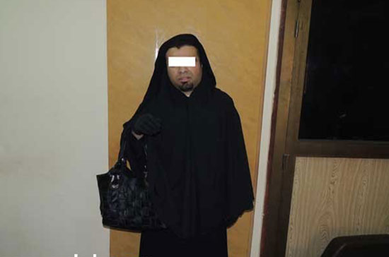 رجل متخفي في زي إمرأة