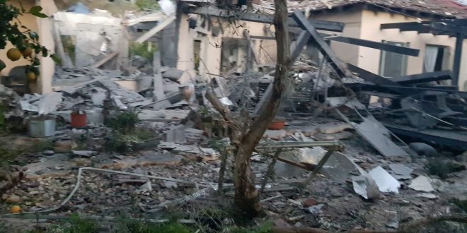 تدمير منزل بسبب سقوط صاروخ وسط إسرائيل 