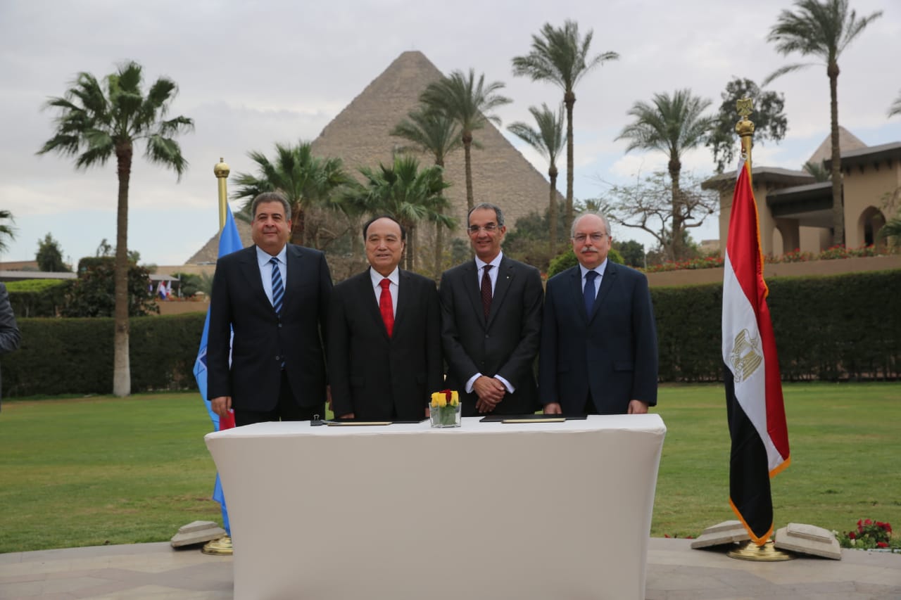 الدكتور عمرو طلعت وزير الاتصالات الدكتور عمرو طلعت وزير الاتصالات