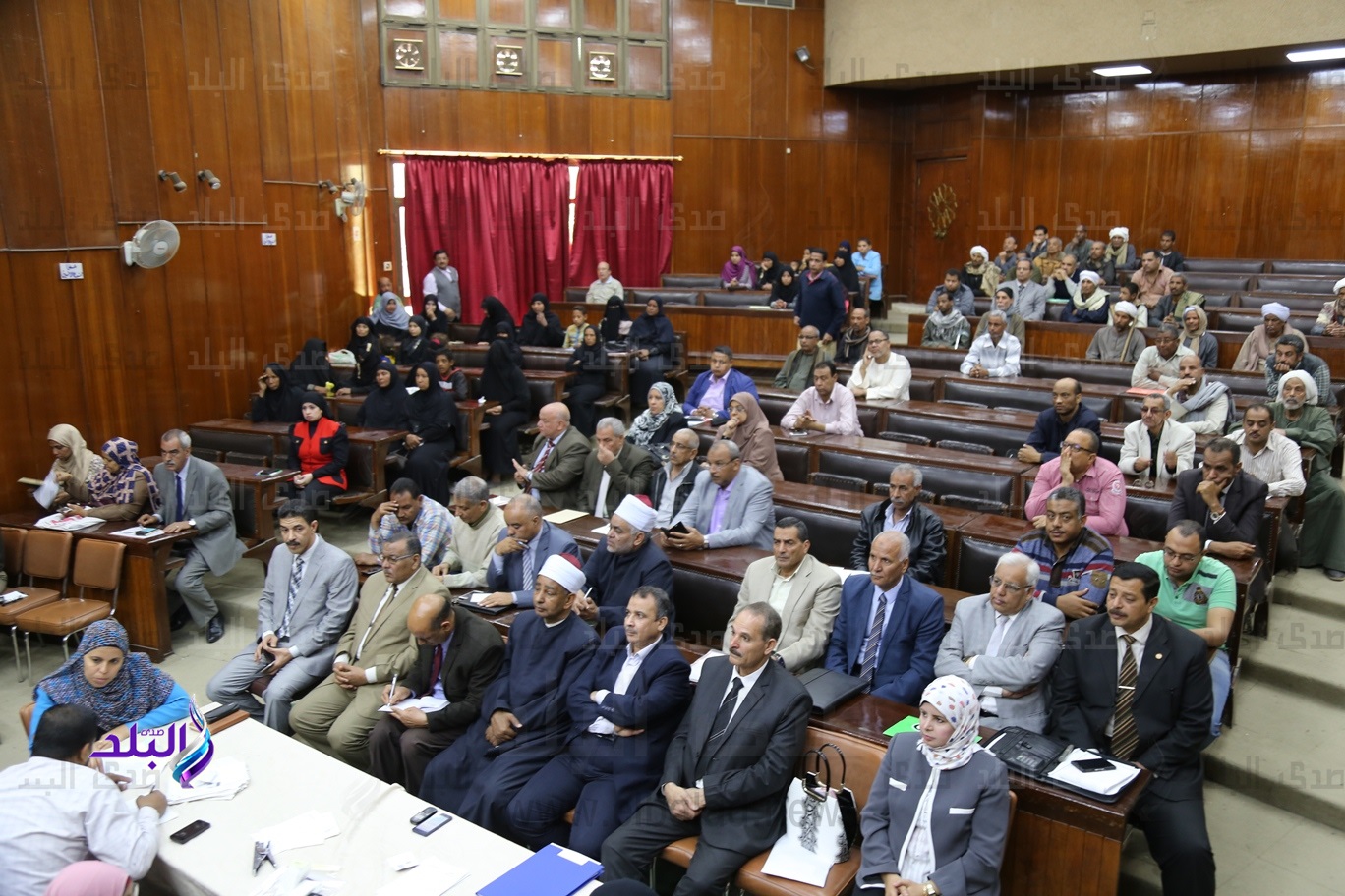 محافظ قنا خلال اللقاء المفتوح