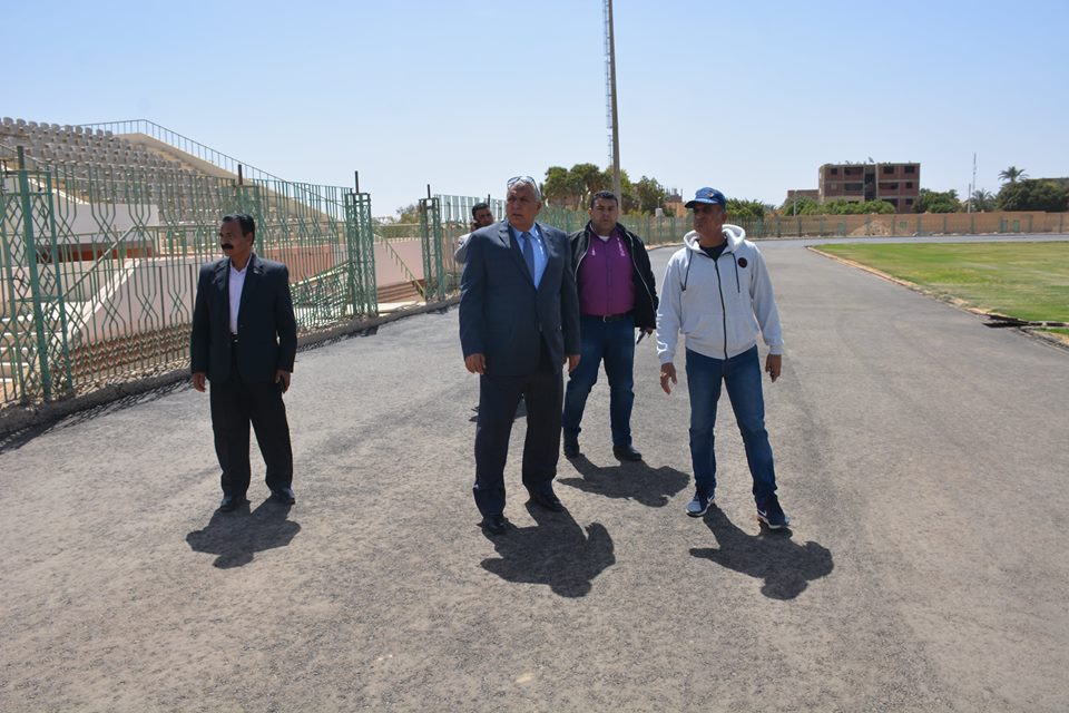 محافظ الوادى الجديد يتفقد أعمال تطوير الاستاد الرياضى 