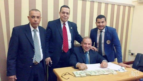 رجال الجمرك مع المضبوطات رجال الجمرك مع المضبوطات