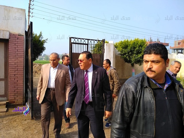 محافظ الشرقية يفاجيء قرية العارين بفاقوس ويتفقد المدارس محافظ الشرقية يفاجيء قرية العارين بفاقوس ويتفقد المدارس