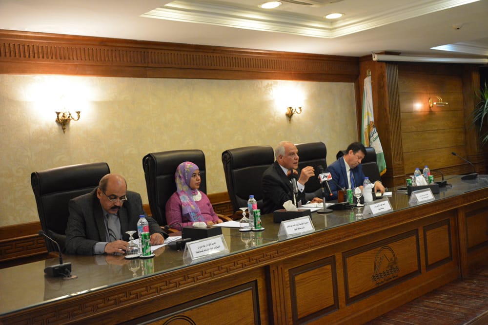 محافظ الجيزة خلال اجتماع مع رؤساء الأحياء والمدن 