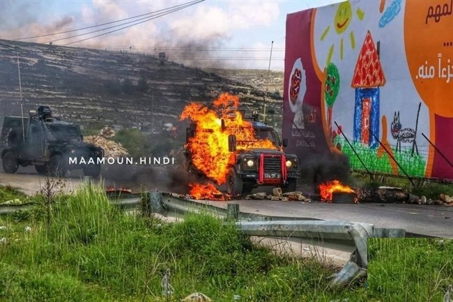  إحراق سيارة عسكري للجيش الإسرائيلي وإصابة 8 فلسطينيين