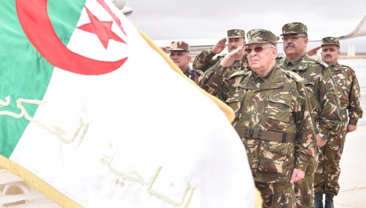 الجيش الجزائري يطالب بعزل بوتفليقة