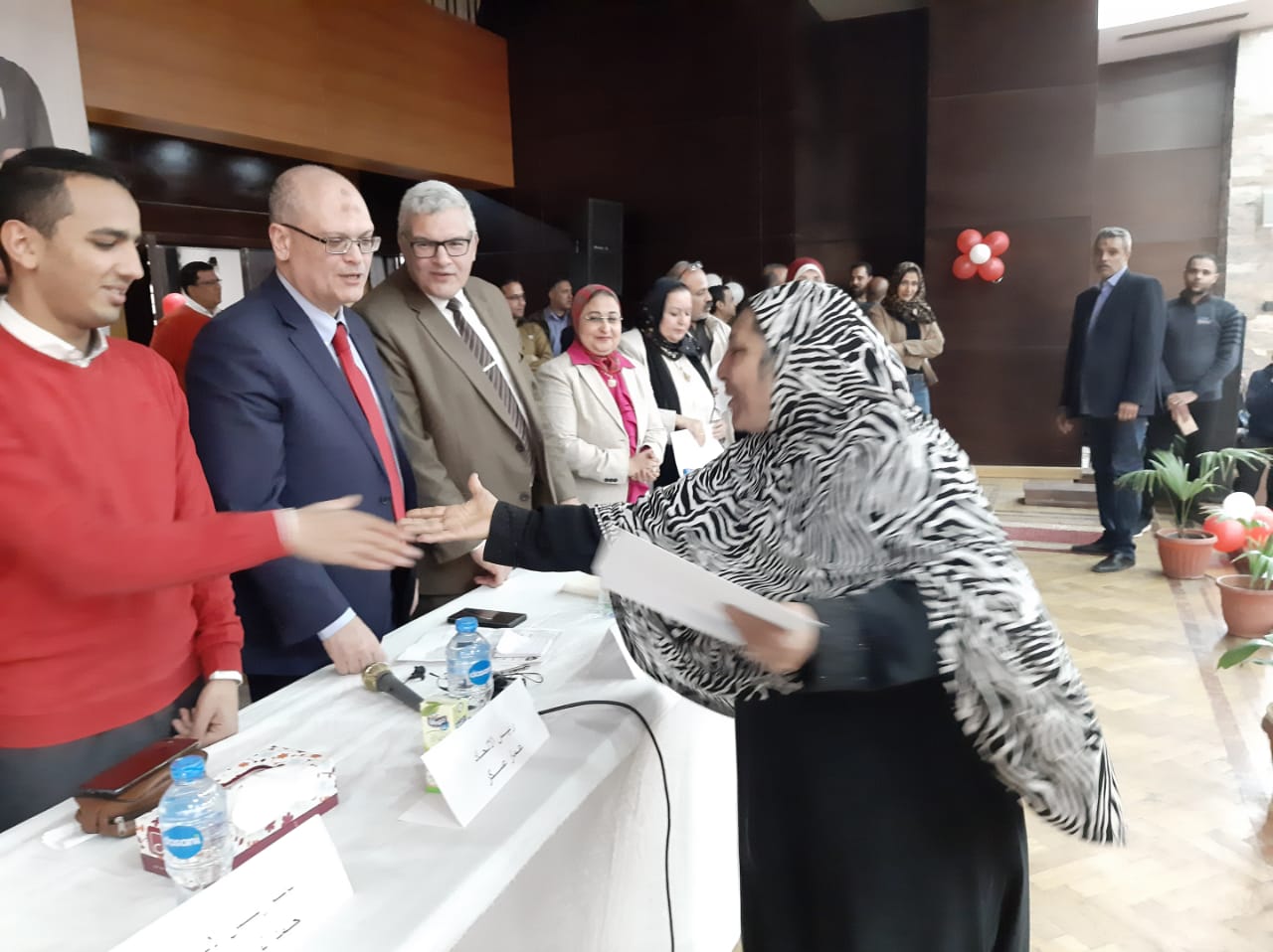 تجارة عين شمس تحتفل بالأم المثالية