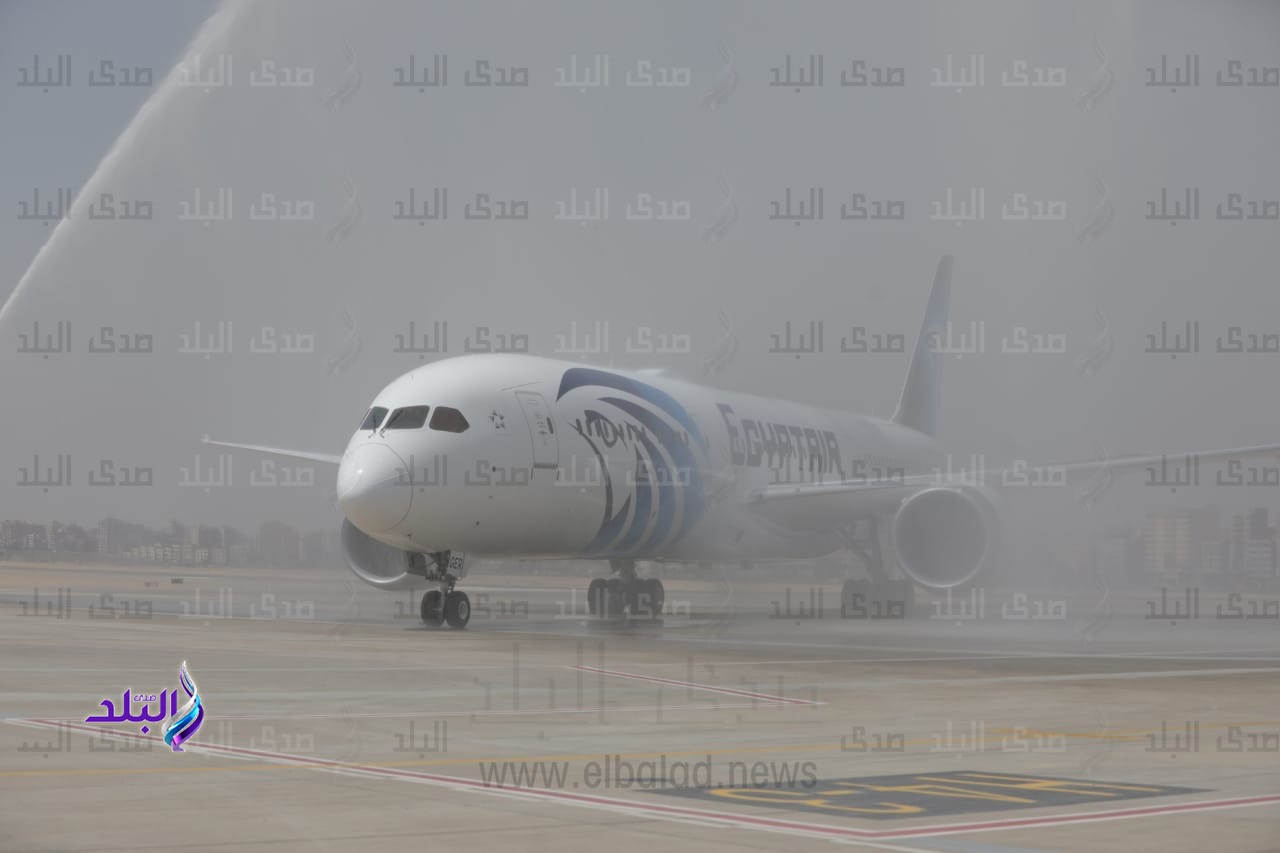 طائرة الأحلام في مطار القاهرة 