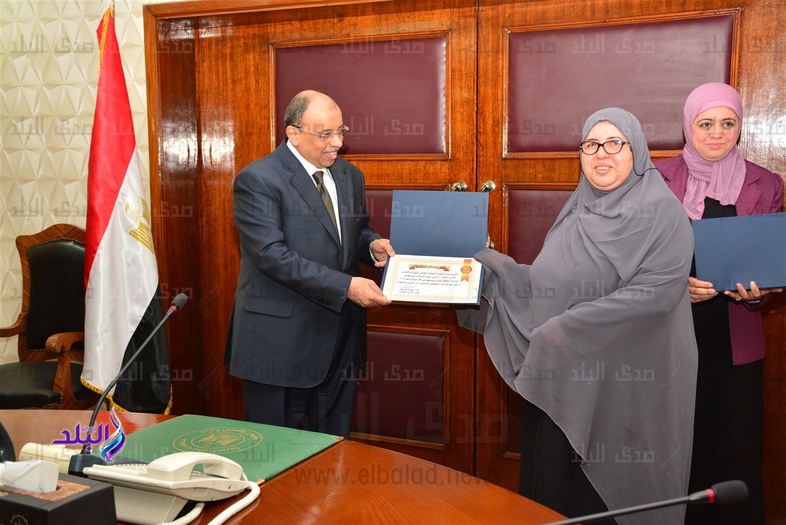 وزير التنمية المحلية يكرم الامهات المثاليات بالوزارة وزير التنمية المحلية يكرم الامهات المثاليات بالوزارة