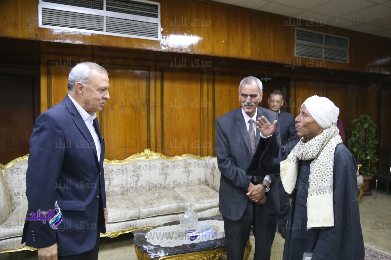 محافظ قنا يكرم الأب المثالي علي مستوي الجمهورية