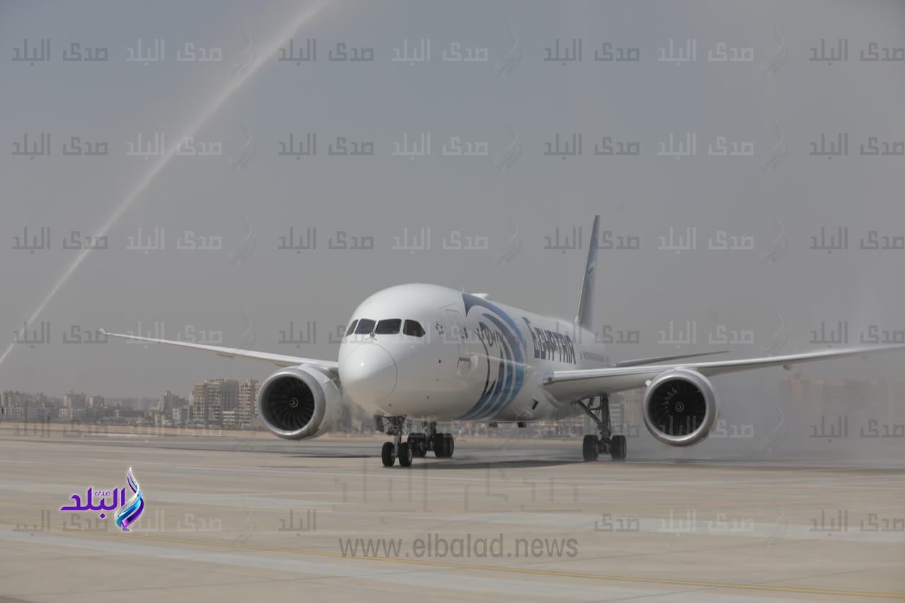 وصول طائرة الأحلام مطار القاهرة 