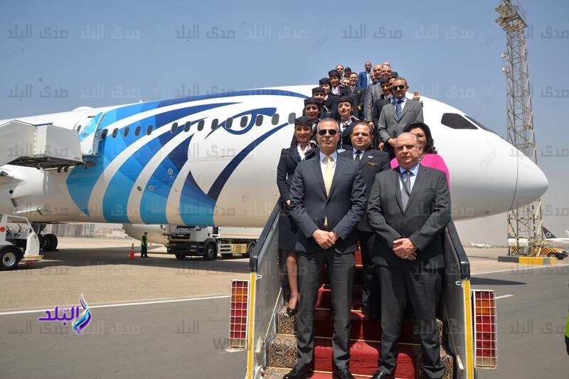 الطيار أحمد عادل وعدد من قيادات مصر للطيران