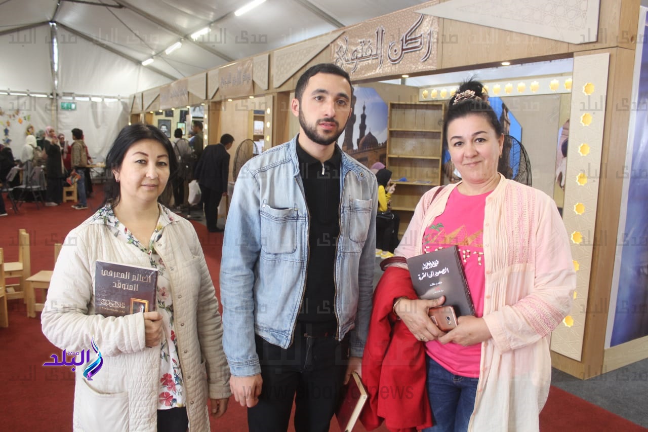 وفد من جامعة الفارابي ومعلمين أجانب يزور جناح الأزهر وفد من جامعة الفارابي ومعلمين أجانب يزور جناح الأزهر