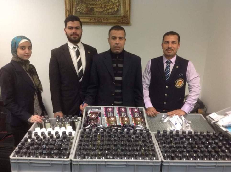 رجال الجمارك بمطار برج العرب