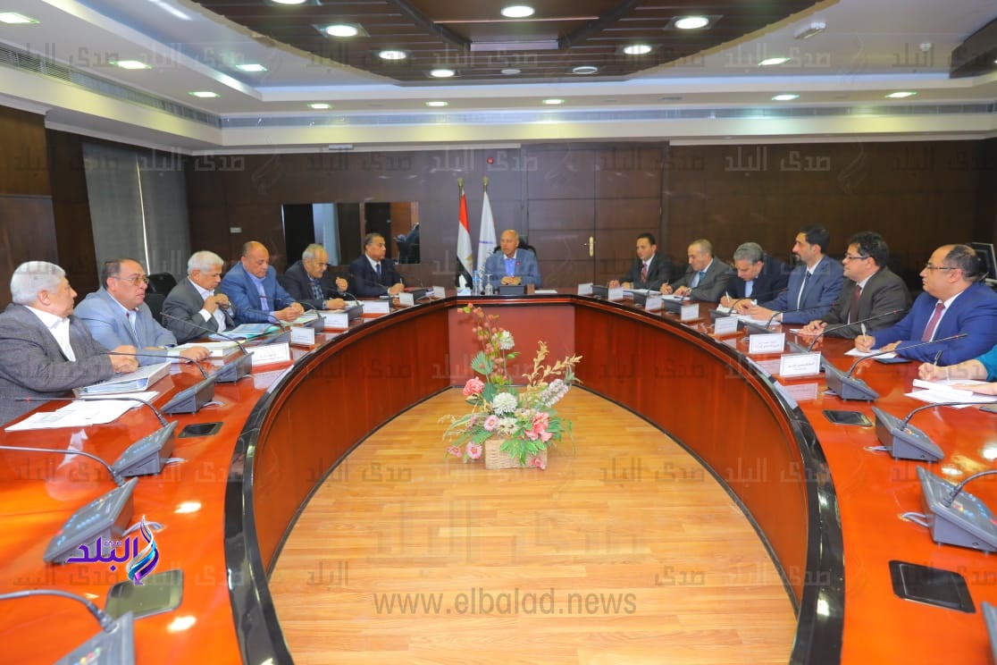 وزير النقل مع رؤساء الشركات القابضة 