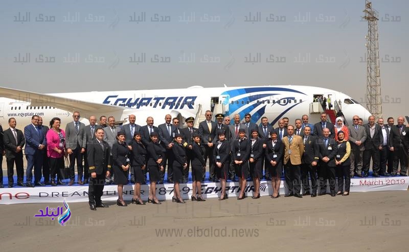 الطيار أحمد عادل مع طاقم طائرة الأحلام