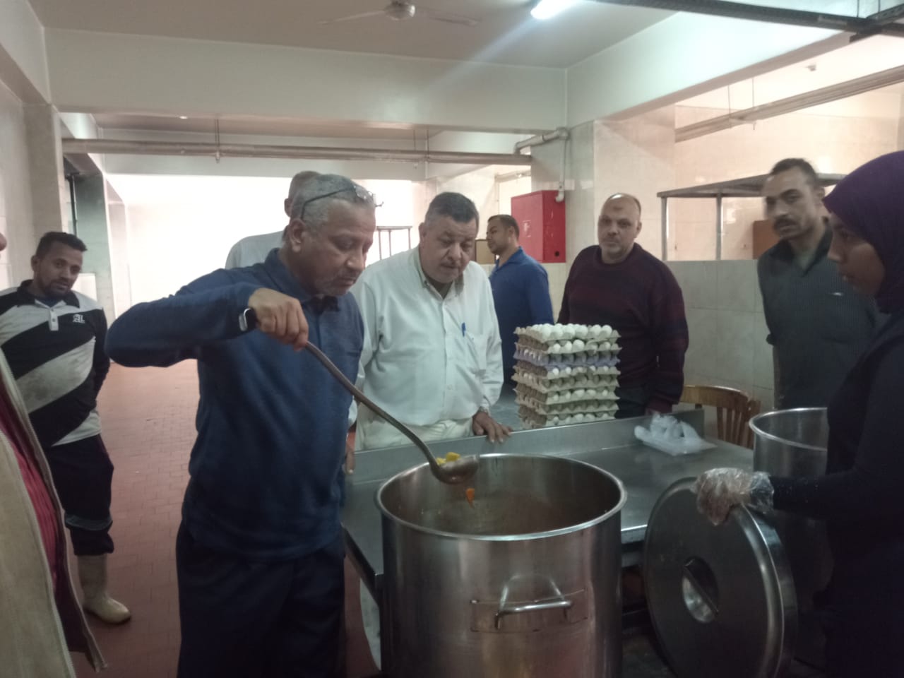 نائب رئيس جامعة الأزهر بأسيوط يتفقد مطبخ المدينة الجامعية