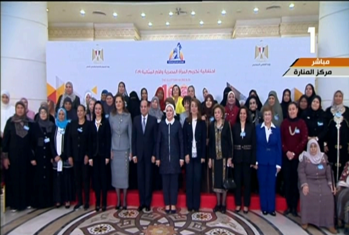 الرئيس السيسي يلتقط صورة تذكارية مع الأمهات المثاليات