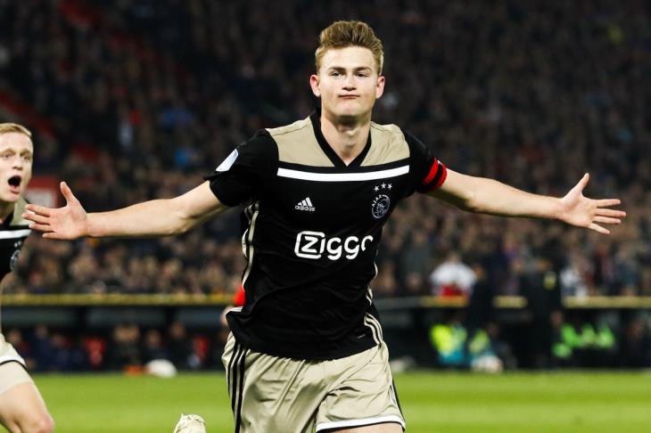 ماتياس دي ليخت مدافع فريق أياكس أمستردام