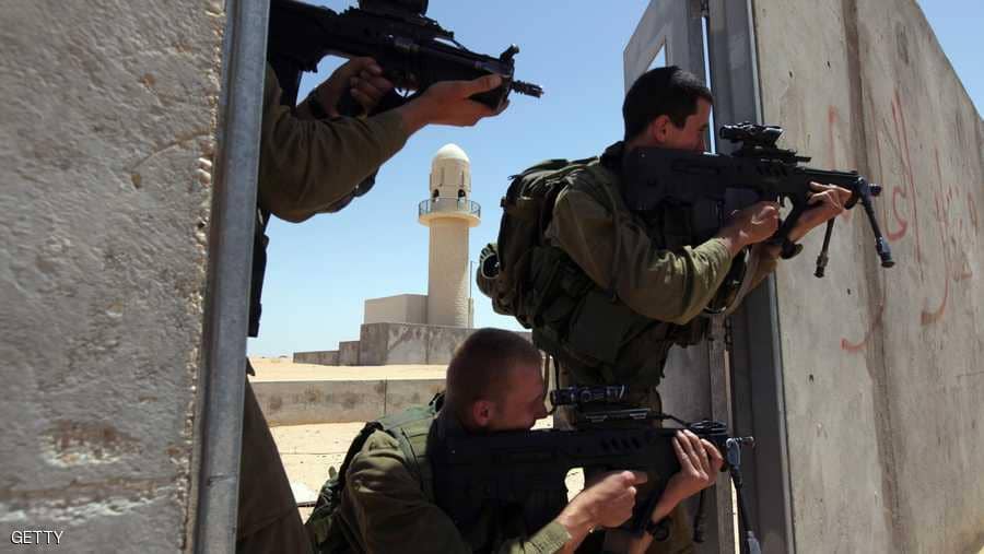 جنود الاحتلال يقتلون شابا فلسطينيا بإطلاق النار عليه 