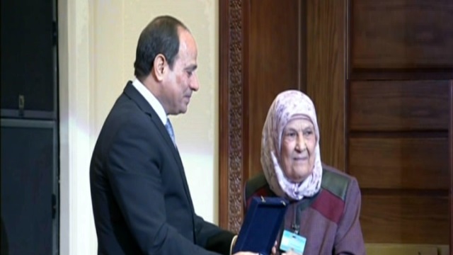 لرئيس السيسي يكرم عددا من الأمهات المثاليات لرئيس السيسي يكرم عددا من الأمهات المثاليات
