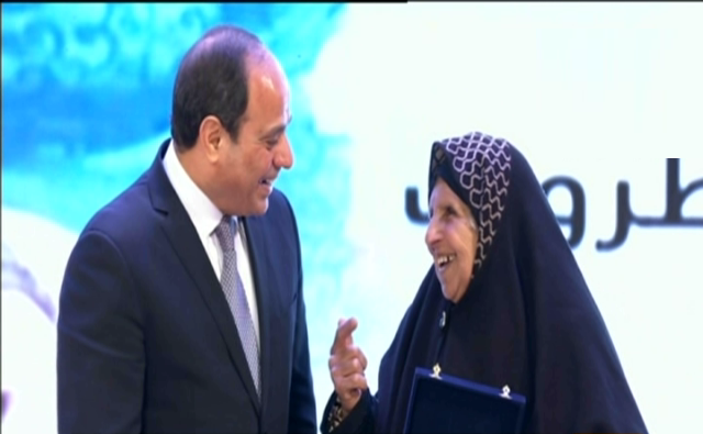 الرئيس السيسي يكرم عددا من الأمهات المثاليات