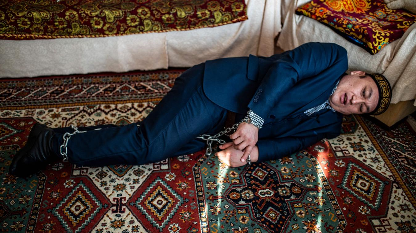 عمير بيكالي يجسد تقييده في معسكرات إعادة التأهيل بالصين