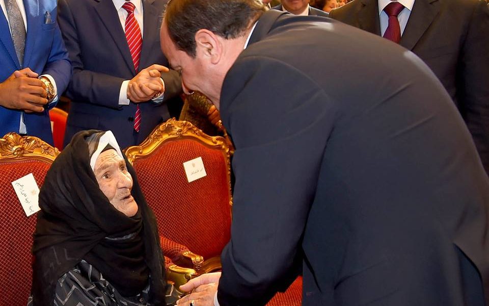 الرئيس عبد الفتاح السيسي  يكرم الحاجة فهيمة 