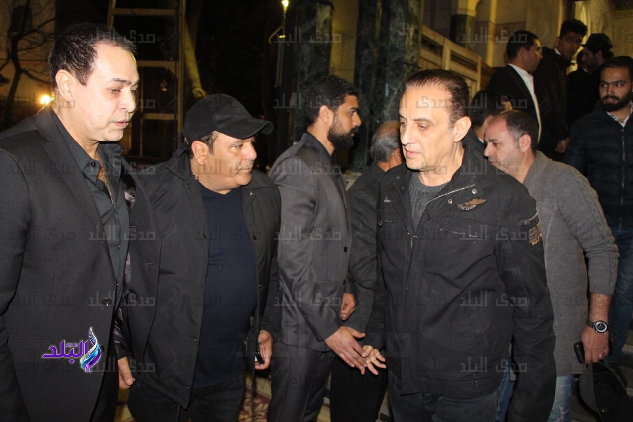 حكيم ومحمد فؤاد يتلقيان العزاء حكيم ومحمد فؤاد يتلقيان العزاء