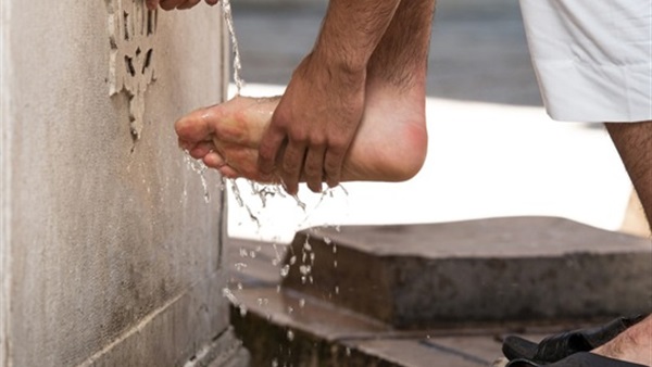 غسل القدمين أثناء الوضوء 