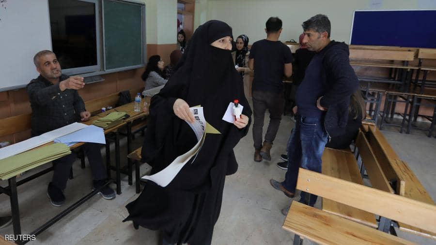 امرأة تدلي بصوتها في إحدى اللجان امرأة تدلي بصوتها في إحدى اللجان