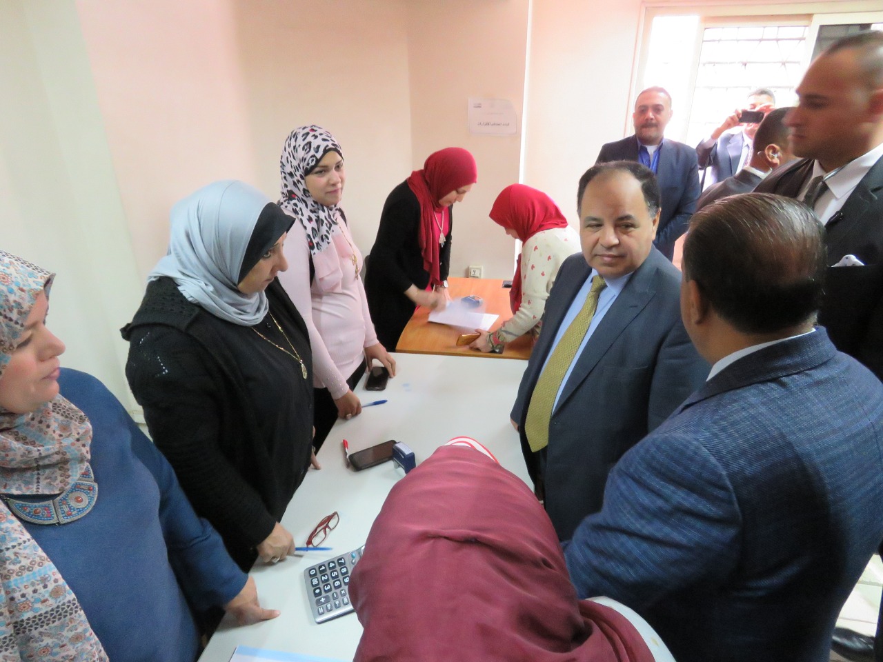 جانب من جولة وزير المالية جانب من جولة وزير المالية