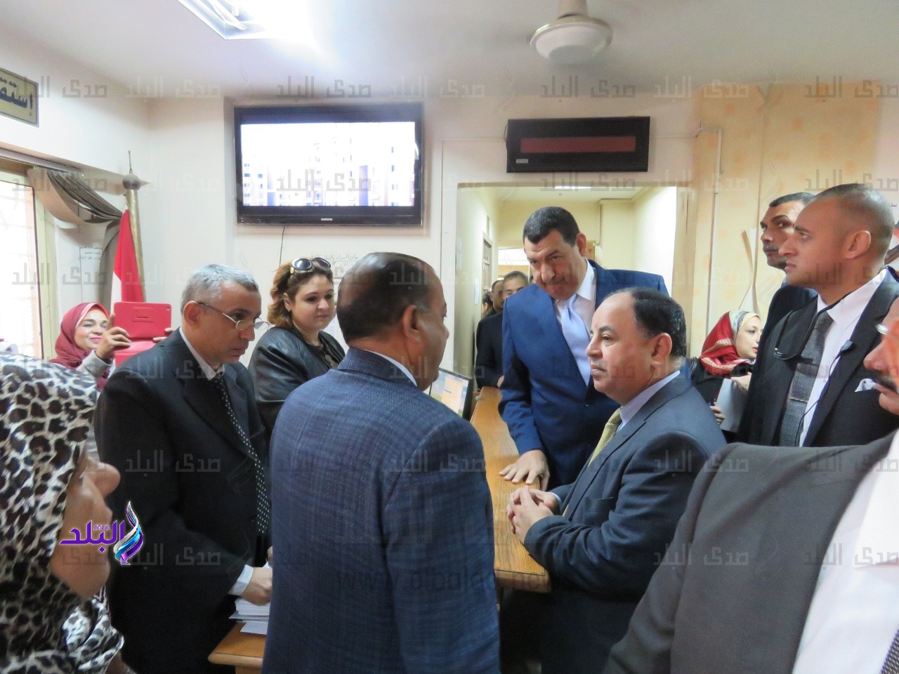 جانب من جولة وزير المالية جانب من جولة وزير المالية