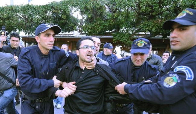 الشرطة الجزائرية تنفي مصادرة جوازات 7 رجال أعمال الشرطة الجزائرية تنفي مصادرة جوازات 7 رجال أعمال